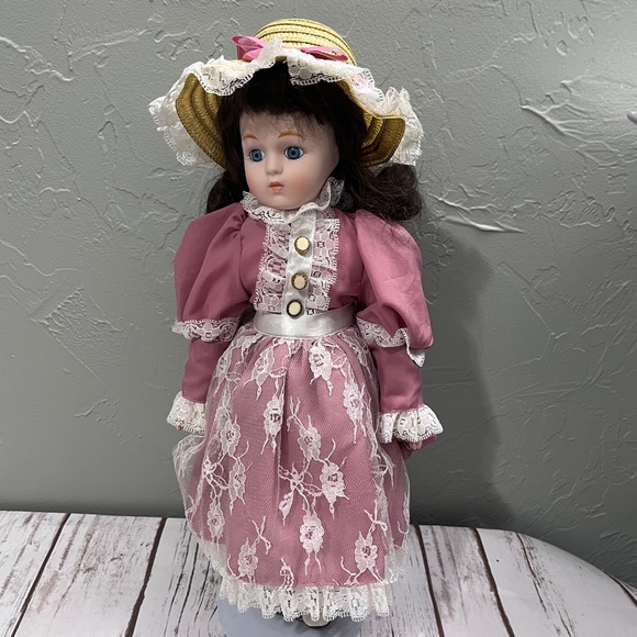 Porcelain Doll Heritage Mint Collection 16” Stand & Hat Vintage Pink Lace Dress - Picture 1 of 17